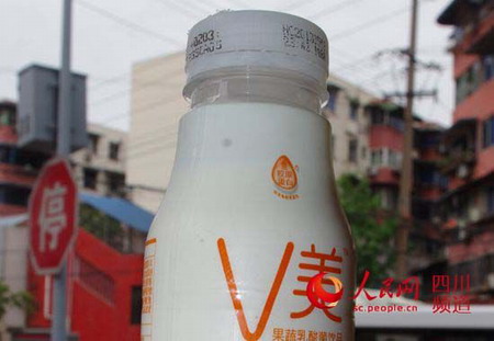 出現(xiàn)兩個(gè)“生產(chǎn)日期”V美飲料(陳永斌攝) 出現(xiàn)兩個(gè)“生產(chǎn)日期”V美飲料(陳永斌攝)